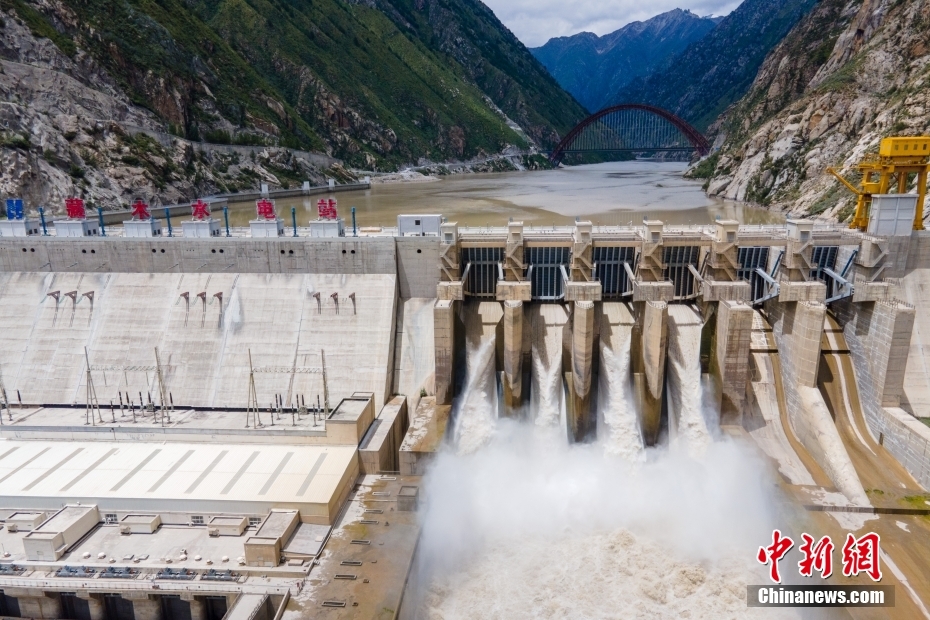 資料圖為2021年8月7日，西藏山南雅魯藏布江上的藏木水電站。（無(wú)人機(jī)畫(huà)面） <a target='_blank' href='/'><p  align=