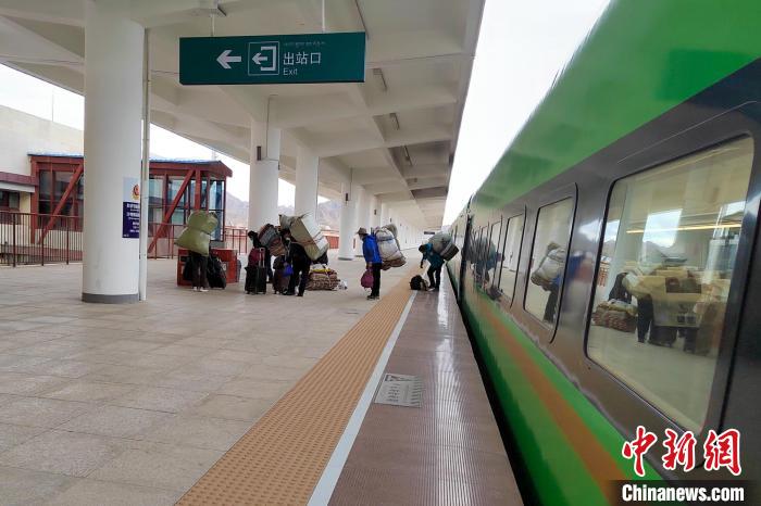 乘客乘復工專列抵達日喀則?！±_車務段 供圖