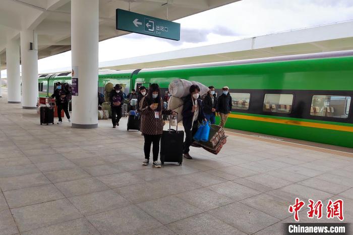 10月6日，乘客乘復工專列抵達日喀則?！±_車務段 供圖
