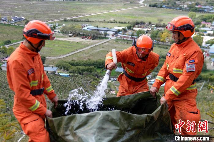 技能大練兵過程中，消防員在陡坡上向蓄水池注水。　李國燾 攝