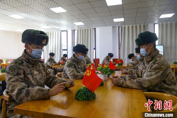 圖為阿里軍分區(qū)某邊防團(tuán)組織官兵通過手機(jī)收聽收看二十大開幕盛況?！詵|供圖