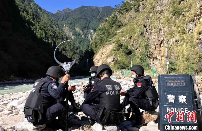 圖為西藏吉隆出入境邊防檢查站移民管理警察在中尼邊境巡邏途中收看二十大開幕直播?！」陆y(tǒng) 攝