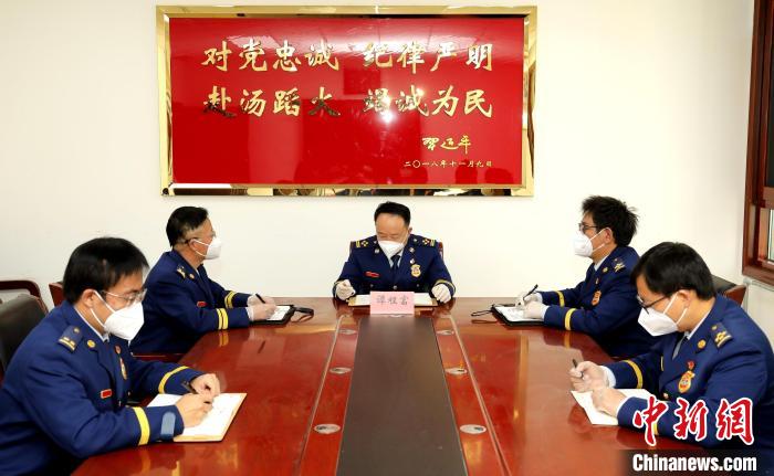 圖為西藏森林消防總隊在二十大開幕會結(jié)束后組織學(xué)習(xí)討論?！∥鞑厣窒揽傟牴﹫D