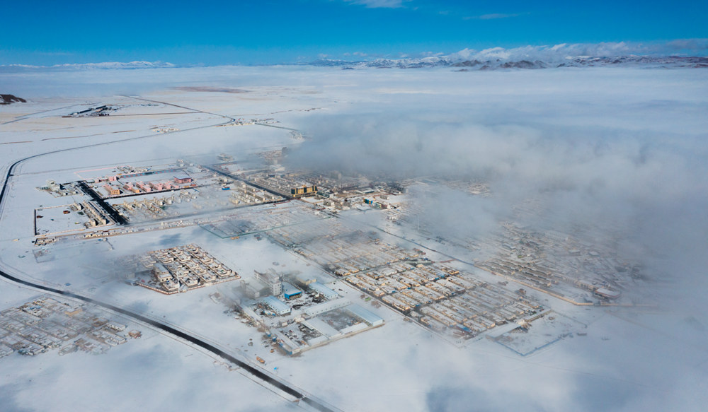 西藏阿里地區(qū)改則縣迎來(lái)初雪，銀裝素裹，美如畫(huà)卷。