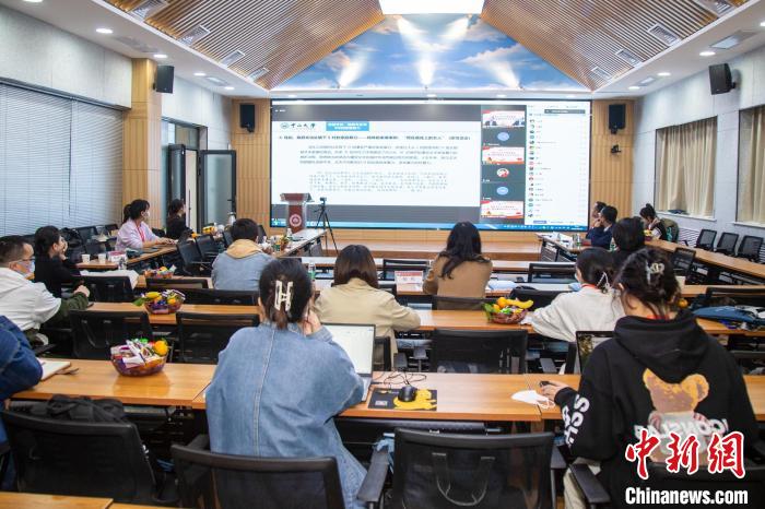 圖為論壇會議現(xiàn)場?！⊥瑬|放 攝