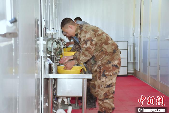 圖為阿里軍分區(qū)某邊防團(tuán)官兵在新建水房洗漱?！詵| 攝