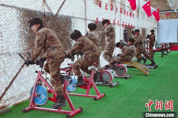 圖為阿里軍分區(qū)某邊防團(tuán)官兵在陽(yáng)光房里鍛煉。　劉曉東 攝
