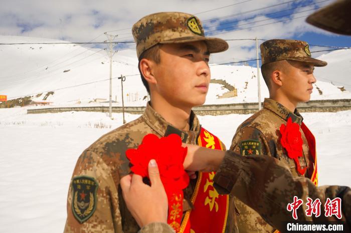 退伍老兵合照留念?！∥鞑厣侥宪姺謪^(qū)某團(tuán)供圖