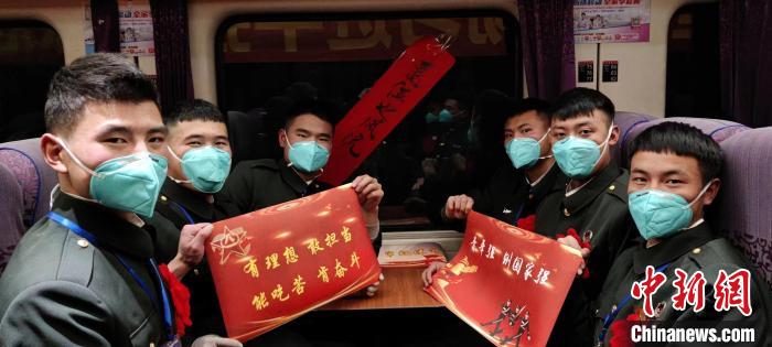 退伍老兵在退伍專列上合影留念。　西藏山南軍分區(qū)某團(tuán)供圖