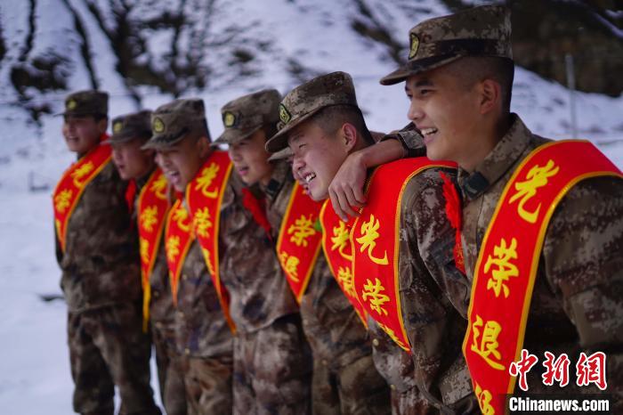 退伍老兵合照留念。　西藏山南軍分區(qū)某團(tuán)供圖
