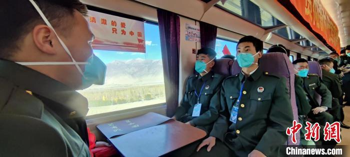 退伍老兵乘坐在退伍專列?！∥鞑厣侥宪姺謪^(qū)某團(tuán)供圖