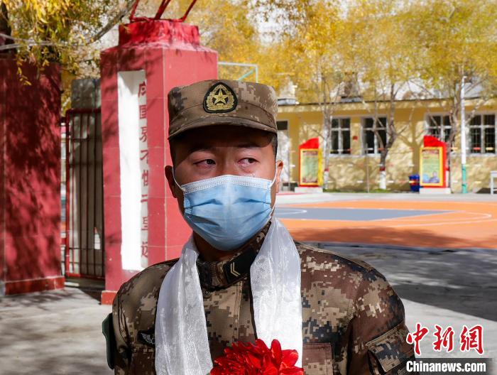 圖為什布奇邊防連退伍老兵臨別前再看一眼連隊(duì)。　劉曉東 攝