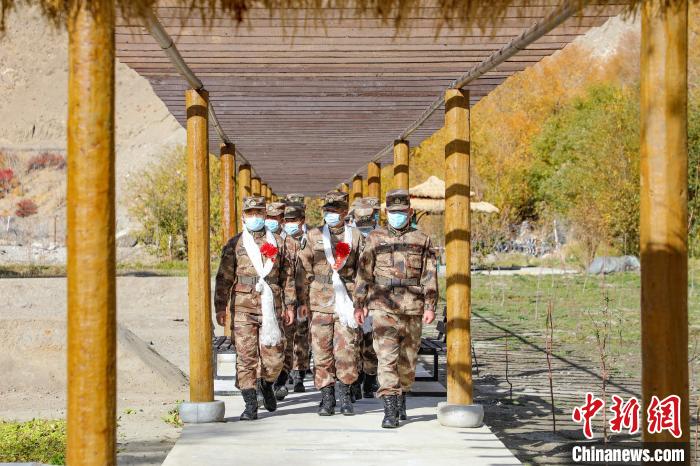 圖為什布奇邊防連退伍老兵臨別前再看一眼連隊(duì)?！詵| 攝