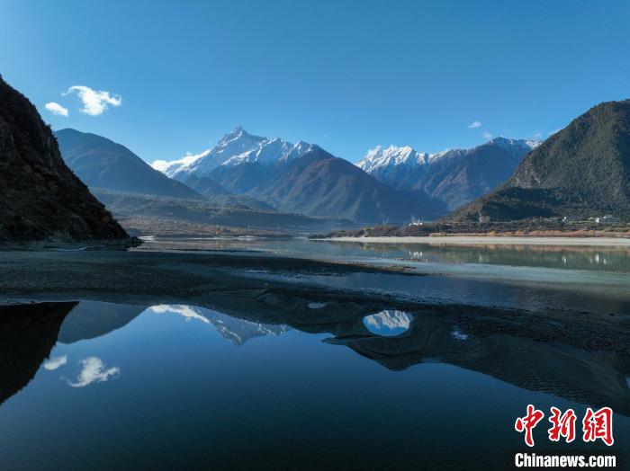 西藏林芝雅魯藏布江和遠處的雪山?！《拘?攝