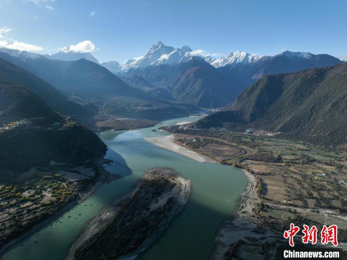 西藏林芝雅魯藏布大峽谷的雪山風(fēng)光。　董志雄 攝