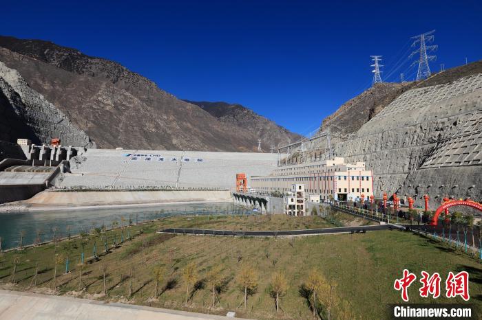 圖為金沙江上游蘇洼龍水電站?！⊥趵?攝