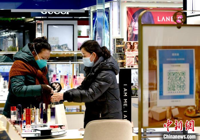 12月7日，拉薩，市民掃碼進(jìn)入拉薩百貨大樓選購(gòu)護(hù)膚品?！±盍?攝