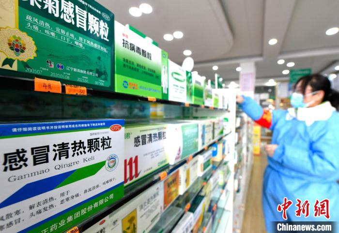 12月7日，拉薩宇拓路一藥店工作人員正在整理店內(nèi)的感冒類(lèi)藥品?！±盍?攝