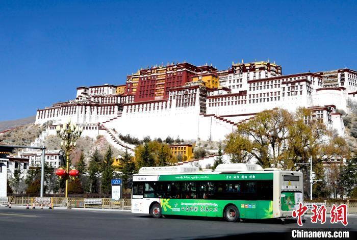 12月7日，一輛公交車(chē)從拉薩市城關(guān)區(qū)北京中路駛過(guò)?！±盍?攝