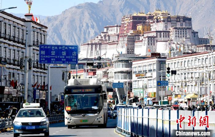 12月7日，一輛公交車(chē)從拉薩市城關(guān)區(qū)北京東路駛過(guò)?！±盍?攝