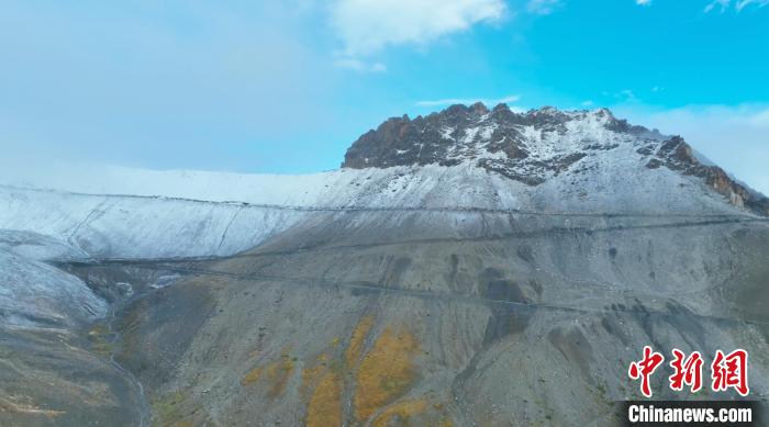 圖為邊壩縣降雪時夏貢拉山段路況?！∵厜慰h融媒體中心供圖