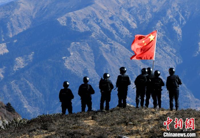 1月6日，移民警察在執(zhí)勤?！±盍?攝
