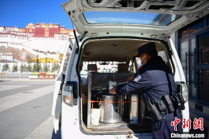 圖為1月23日，布達(dá)拉宮廣場(chǎng)派出所民警正在打午飯?！∝暩聛硭?攝