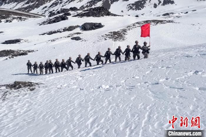 春節(jié)期間，西藏軍區(qū)山南軍分區(qū)某邊防團(tuán)官兵踏雪巡邊?！〉┰鰰x美 攝