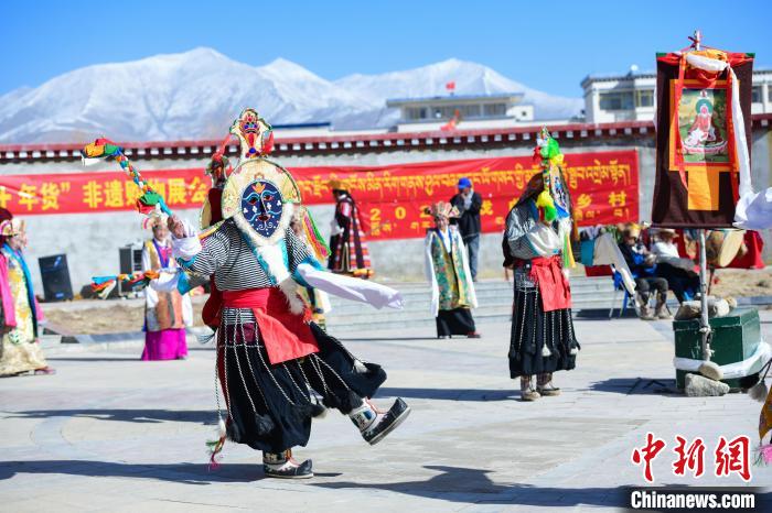 圖為藏戲非遺展演現(xiàn)場(chǎng)?！∝暩聛?lái)松 攝
