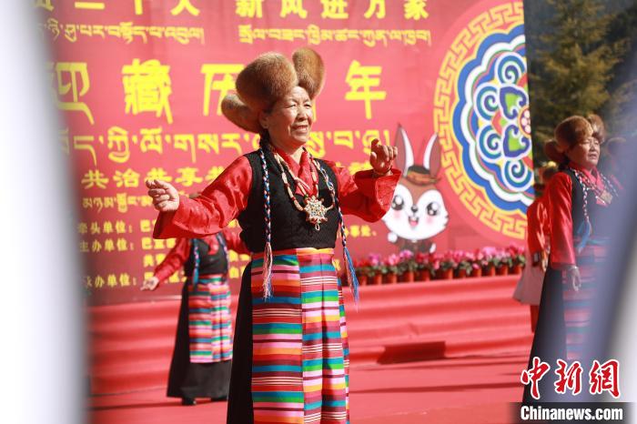 圖為藏歷新年活動現(xiàn)場?！埩?攝