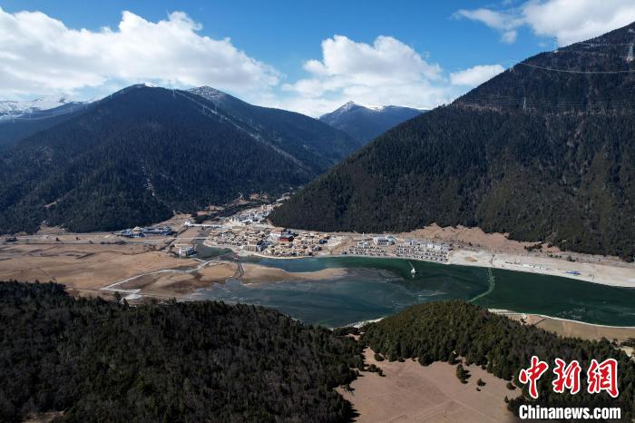 2月17日，西藏林芝魯朗小鎮(zhèn)。(無(wú)人機(jī)照片) 李林 攝