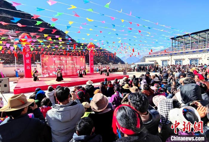 文藝活動全景?！∶⒖悼h委宣傳部供圖