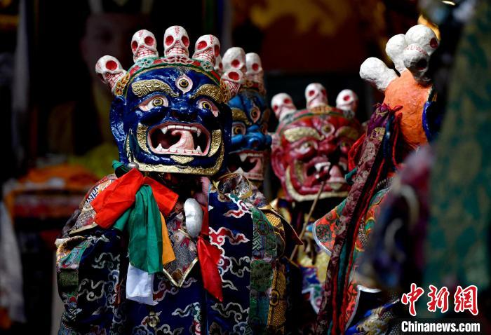 2月19日，楚布寺僧人們佩戴面具準備參加跳神活動。　李林 攝