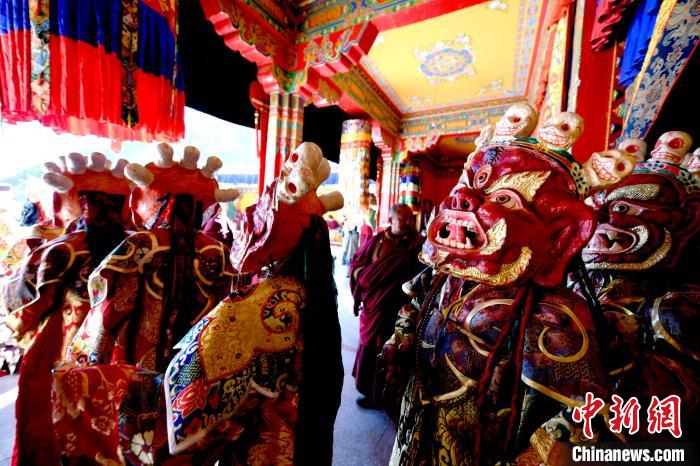 2月19日，楚布寺僧人們佩戴面具準備參加跳神活動?！±盍?攝