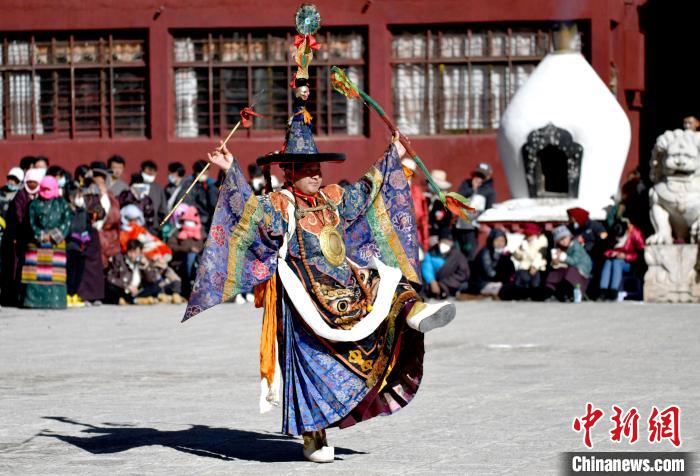 2月19日，楚布寺僧人參加跳神活動?！±盍?攝