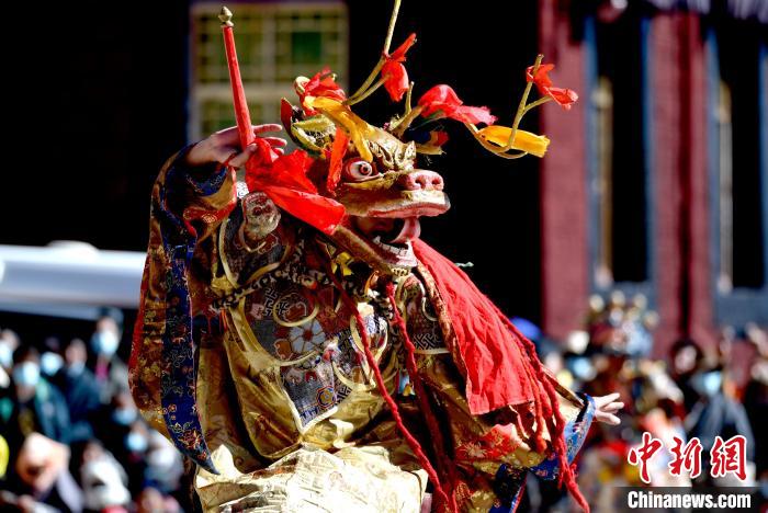 2月19日，楚布寺僧人佩戴面具參加跳神活動。　李林 攝