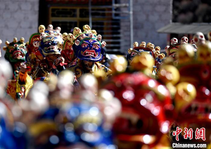 2月19日，楚布寺僧人們佩戴面具參加跳神活動?！±盍?攝