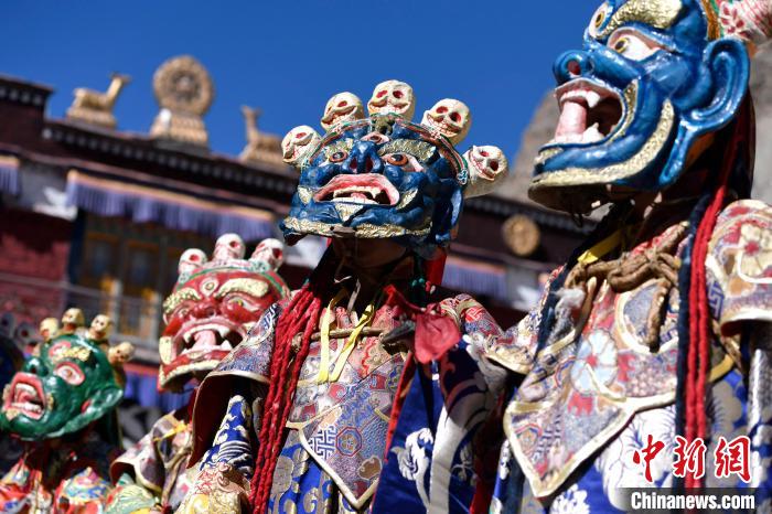 2月19日，楚布寺僧人們佩戴面具參加跳神活動?！±盍?攝