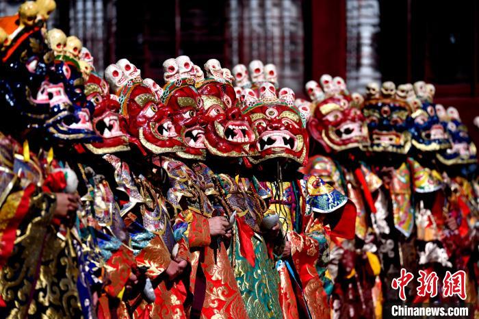 2月19日，楚布寺僧人們佩戴面具參加跳神活動?！±盍?攝