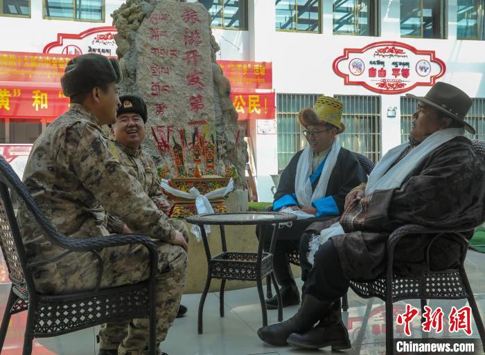 圖為阿里軍分區(qū)某邊防團官兵與駐地群眾拉家常。　劉曉東 攝