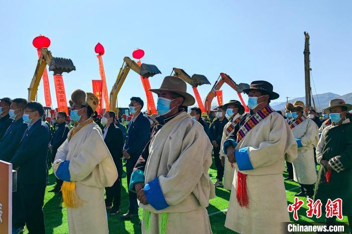 各方代表參加集中開(kāi)復(fù)工儀式。　尼瑪卓嘎 攝