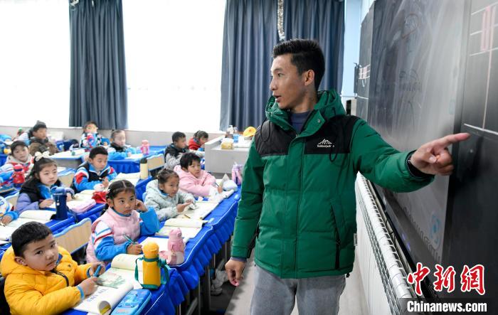 3月14日，西藏拉薩市第一小學藏語文老師拉巴次仁在課堂上。　李林 攝