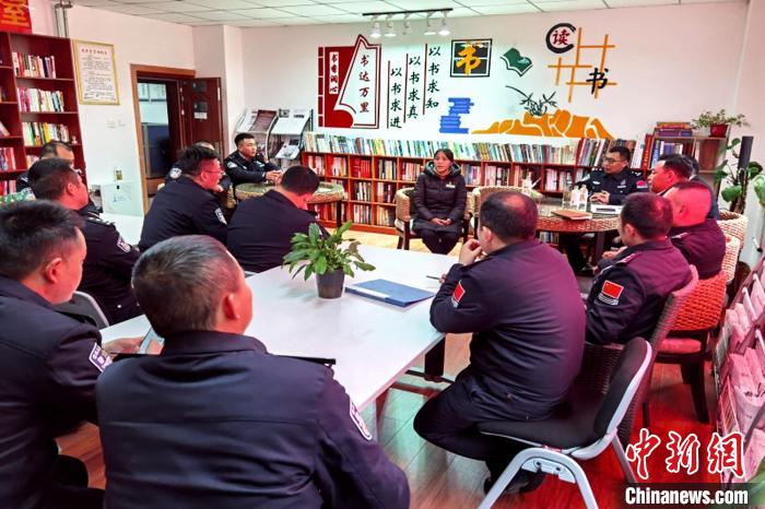 圖為亞東出入境邊防檢查站民警與銀行業(yè)務(wù)人員進行金融知識深入交流。　胡利媛 攝