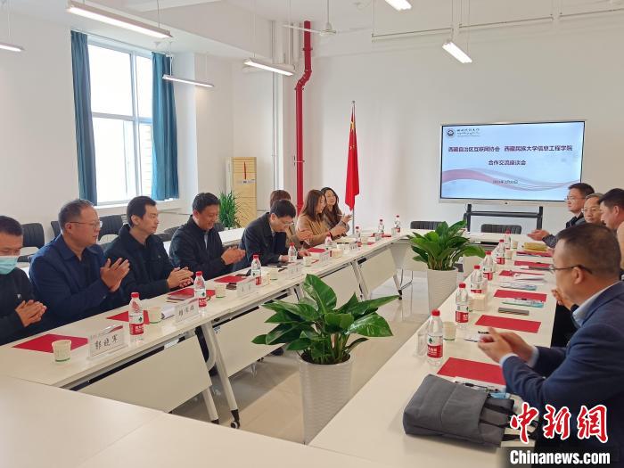 圖為座談會議現(xiàn)場?！「裆?攝