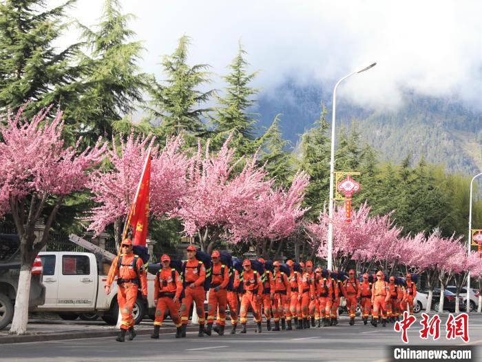 消防員在徒步前行。　西繞拉翁 攝