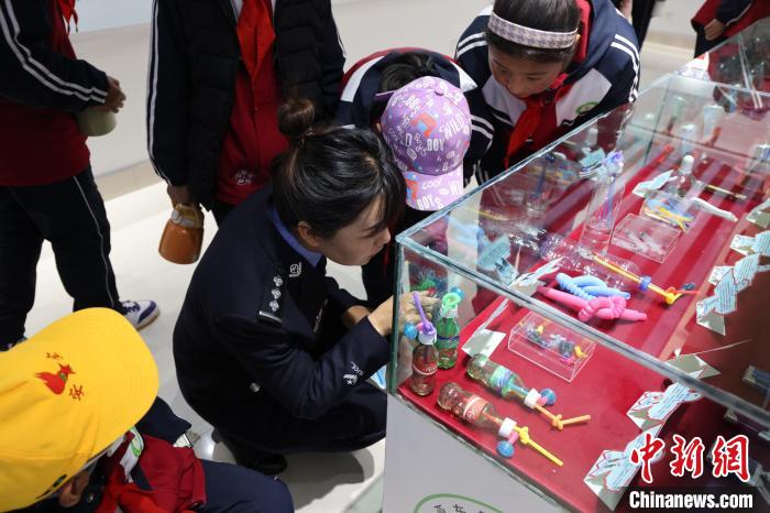 圖為亞?wèn)|邊檢站民警為駐地小學(xué)生開(kāi)展禁毒教育。　胡利媛 攝