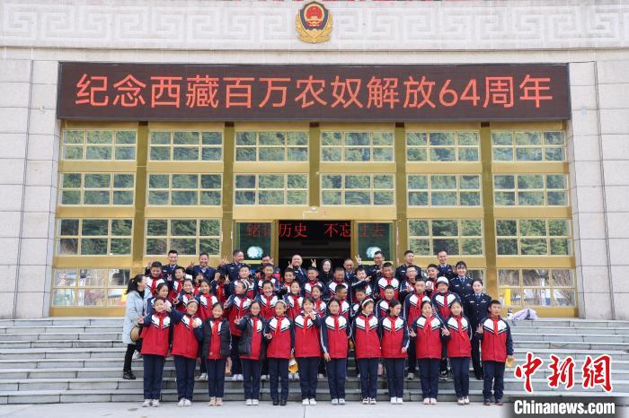 圖為亞?wèn)|邊檢站民警代表與駐地小學(xué)師生代表合影留念?！『?攝