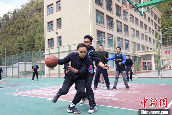 圖為亞?wèn)|邊檢站民警與駐地農(nóng)業(yè)銀行代表開(kāi)展籃球友誼賽?！『?攝