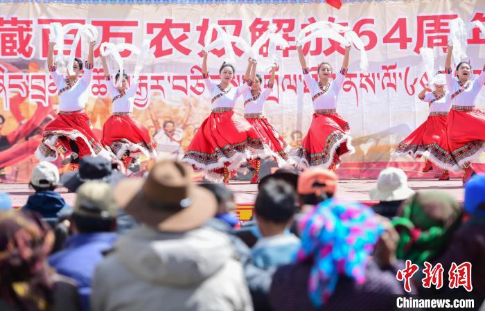 圖為墨竹工卡縣龍珠崗村，文藝演出現(xiàn)場?！∝暩聛硭?攝