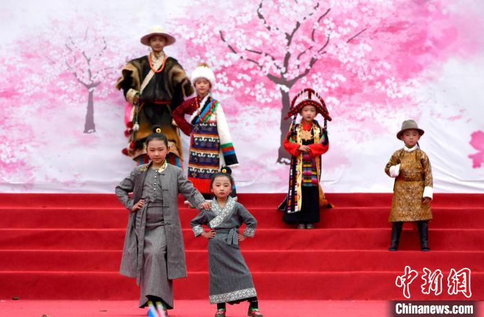 3月28日，西藏林芝第二十屆桃花旅游文化節(jié)開幕式上的文藝表演?！±盍?攝